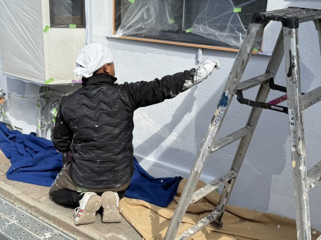 飯田市I邸_モルタル外壁-中塗り塗装中