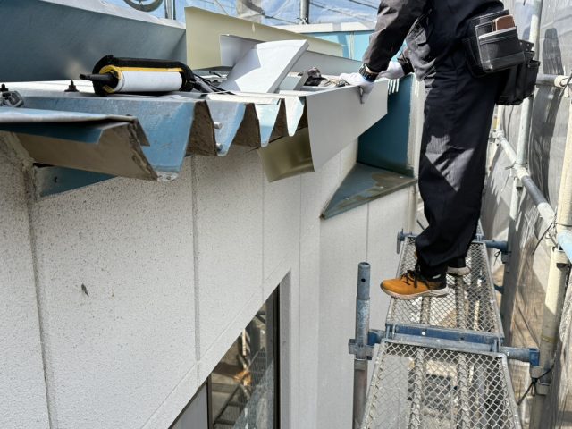 飯田市T邸_雨樋交換をする作業員