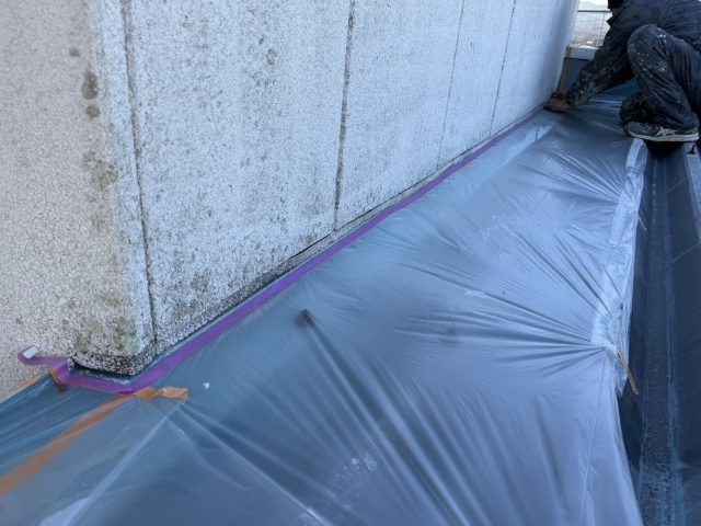 飯田市にて、外壁と屋根が接している所にコーキングをし、外壁の下塗り作業に入りました