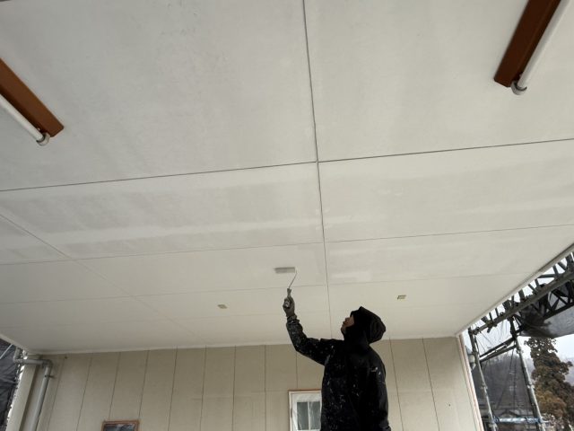 飯田市で行った1階駐車スペースの軒天と階段室、折板屋根への錆止め施工のようすをご紹介