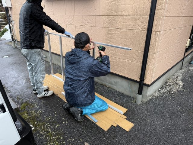 大桑村トミヤハイツ_看板取付けをする大工さん
