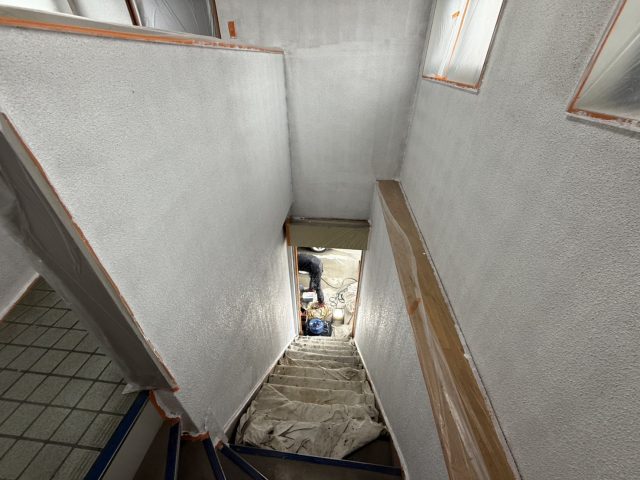 飯田市T邸_階段室下塗り