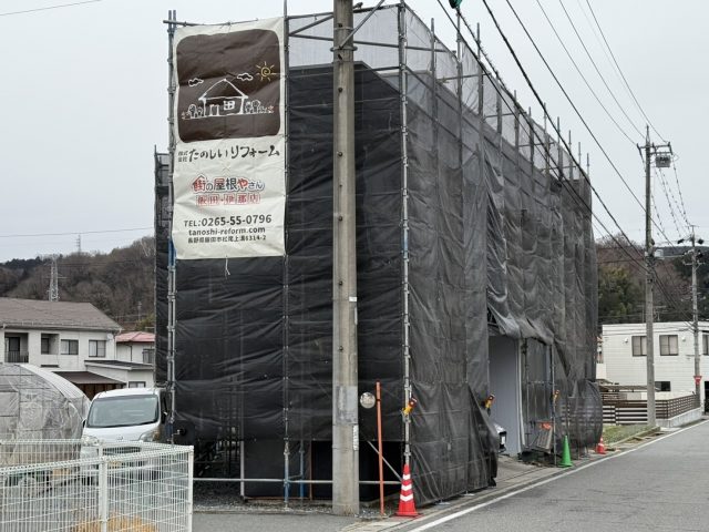 飯田市の外装工事にて足場を組み立て、窯業系サイディングの外壁を剥がします