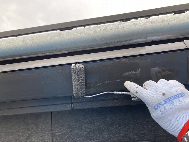 飯田市：劣化している雨樋にローラーで塗装する塗装工