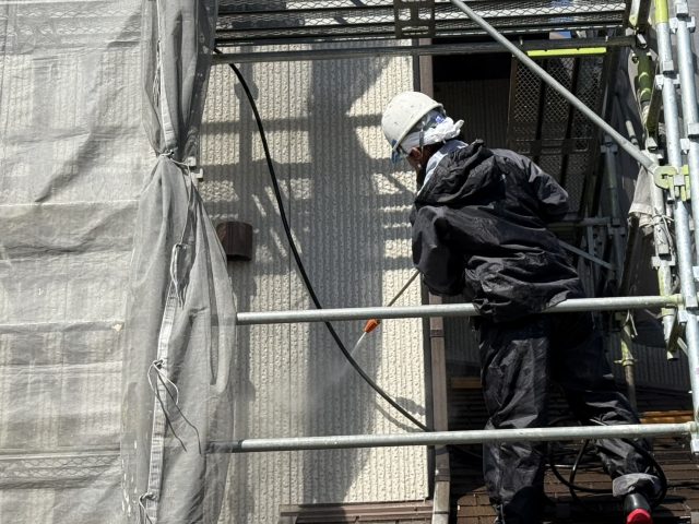 伊那市K邸_洗浄作業中の作業員