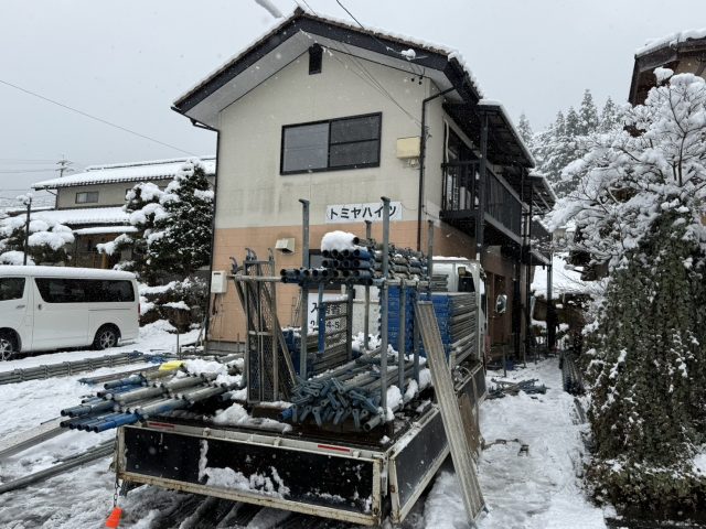 大桑村トミヤハイツ_足場部材を乗せたトラック到着