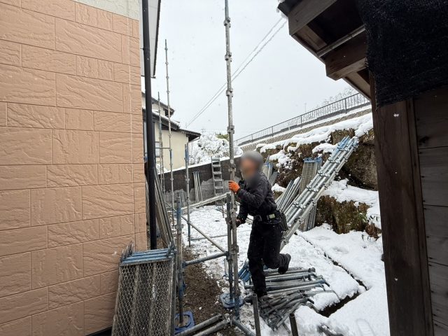 大桑村トミヤハイツ_足場を組み立てる作業員