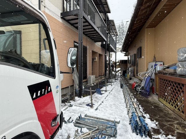 大桑村トミヤハイツ_足場部材を各所に配ります