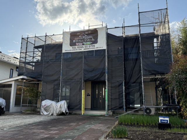 飯田市で外壁塗装工事を行うにあたり、足場を組んで洗浄作業を開始しました