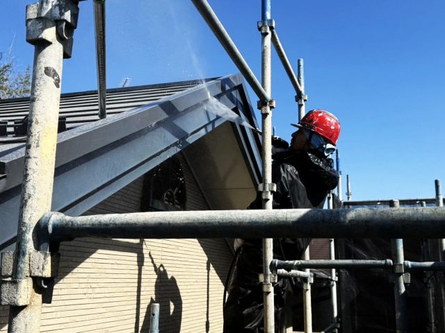 飯田市O邸_破風板洗浄中