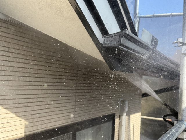 飯田市O邸_軒天・雨樋なども洗浄