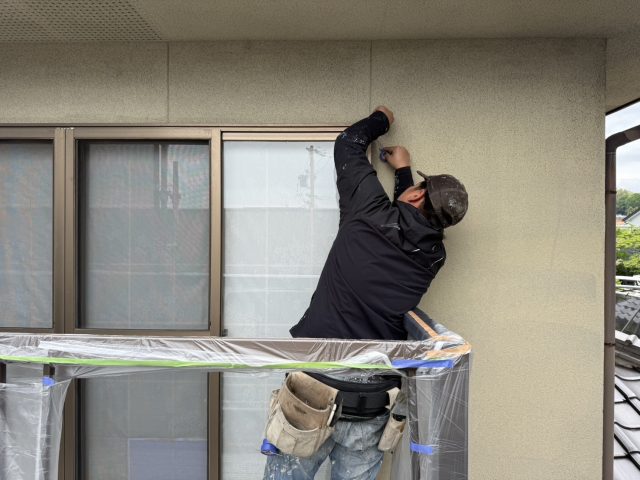 豊丘村S邸_養生作業をする職人