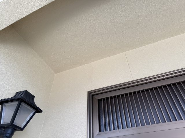 豊丘村S邸_玄関上のクラック補修後