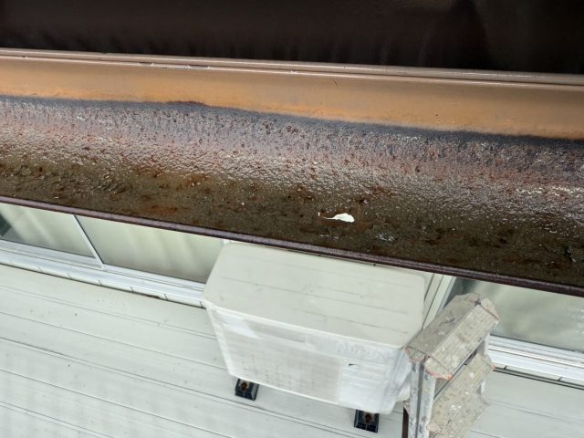 伊那市S邸_洗浄作業中に雨樋の穴を発見