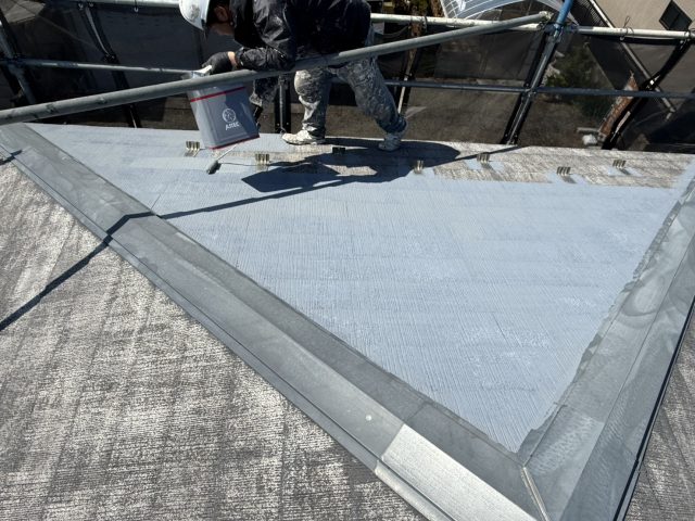駒ヶ根市I邸_屋根-ローラーで下塗り
