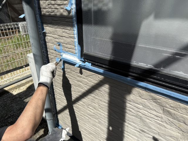 駒ヶ根市I邸_コーキング材を充填しならしています