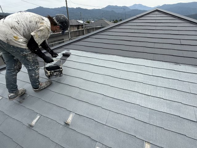 駒ヶ根市I邸_屋根中塗り中の作業員