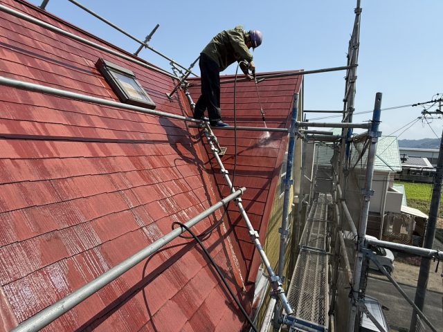 飯田市S邸_屋根足場を使って洗浄作業