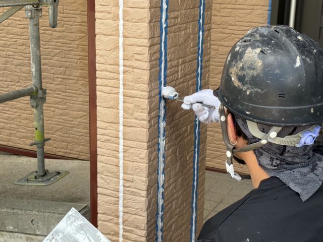 伊那市N邸_コーキング充填後ならします