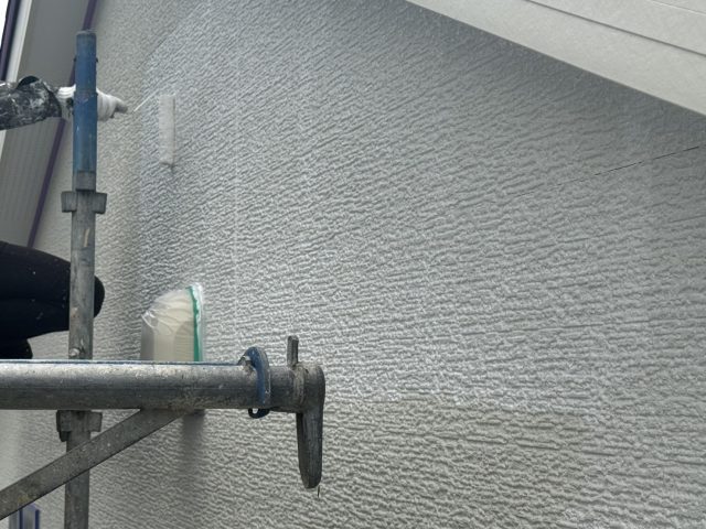 駒ヶ根市_下塗りをする作業員