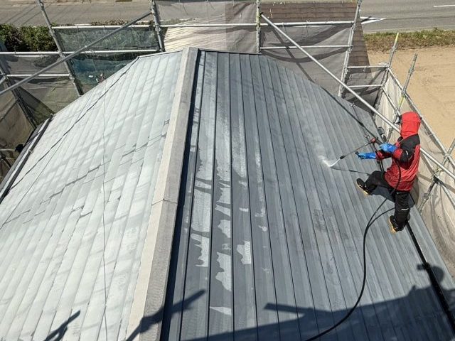 伊那市K邸_屋根洗浄作業中