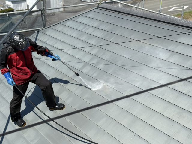 伊那市の外壁屋根塗装工事にて、洗浄作業及び太陽熱温水器撤去のようすをお伝えします