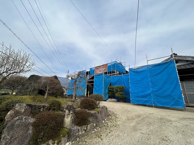 飯田市で塗り替え工事に伴う足場設置と外壁洗浄、隣接する物置小屋の波板張り替え施工