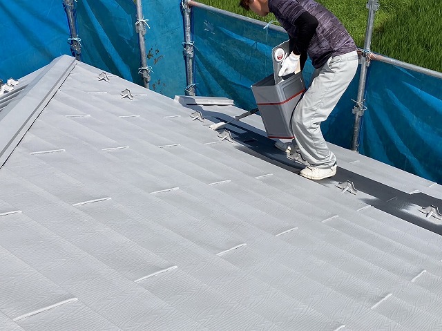 上伊那郡宮田村：金属屋根に下塗りを行う塗装工