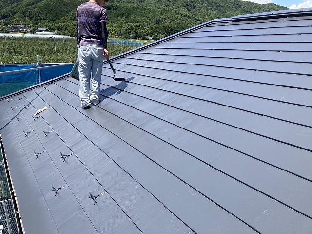 上伊那郡宮田村：金属屋根にスーパーシャネツサーモFで仕上げ塗装