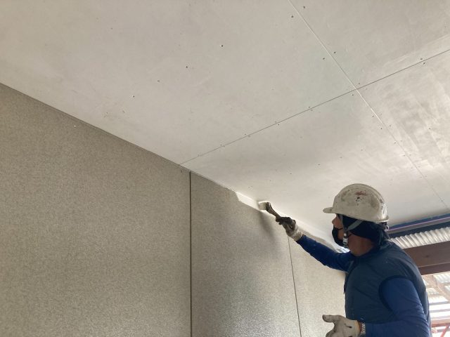 飯田市N邸_作業場の天井を下塗り塗装