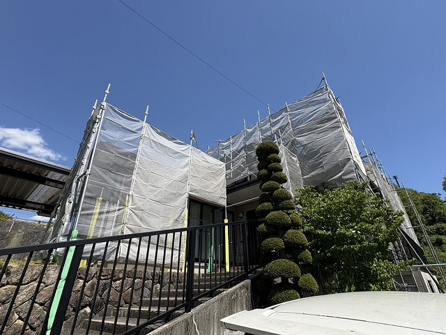 飯田市　足場の組立を実施しクッション材を使用して外壁と屋根を同時に工事する準備を進めました