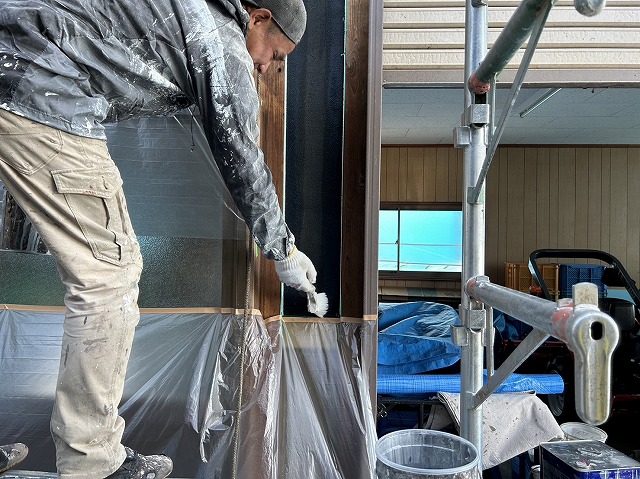 飯田市で和風住宅の外壁塗装の下地処理とカチオン系塗料で行った下塗り施工