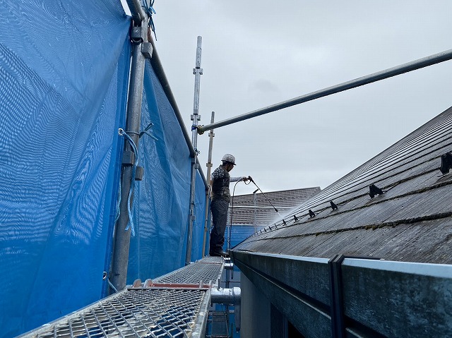 伊那市：スレート屋根に高圧洗浄を行う作業員