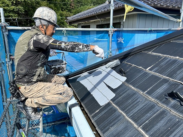 伊那市：スレート屋根にサーモテックシーラーを使った下塗り施工