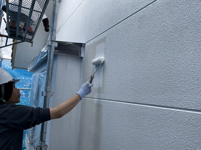 伊那市：シーラー処理をした外壁にフィラーを塗り重ね