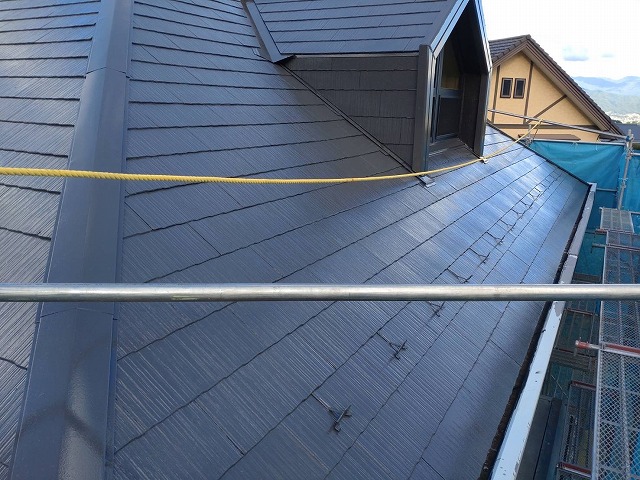 伊那市：ドーマーのあるスレート屋根に塗装工事が完了した状況