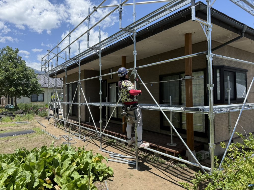 駒ヶ根市　軒の深い平屋住宅に足場の組立を行い安全な作業動線を確保した現場