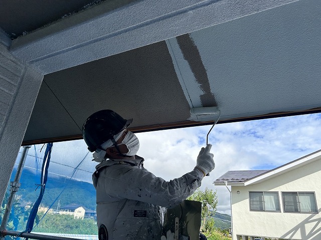 上伊那郡宮田村：軒天塗装工事でエポパワーシーラーを使って下塗り施工