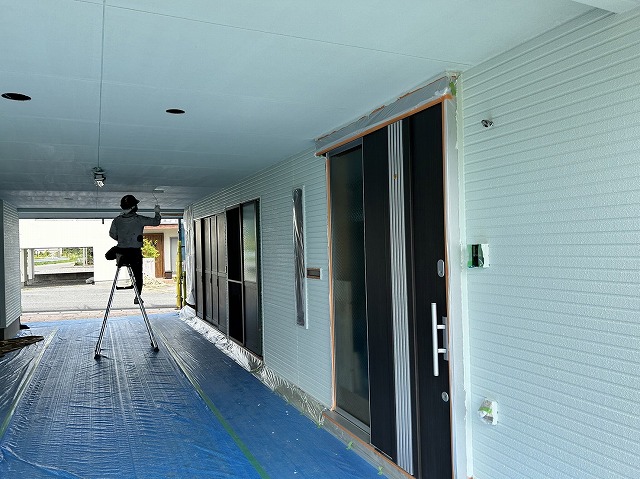 上伊那郡宮田村の住宅で軒天塗装メンテナンス、軒天の重要な機能と施工の様子