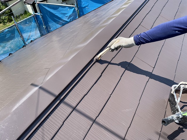 下伊那郡松川町：屋根の棟板金部へハケを使って上塗り施工