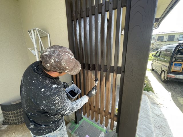 豊丘村Y邸_玄関柱塗装-刷毛で丁寧に塗装する職人