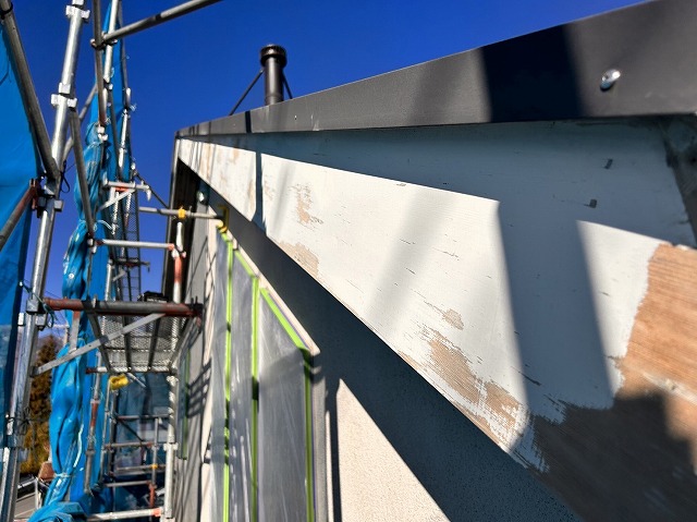 伊那市：塗装メンテナンス前に下地処理が完了した破風板