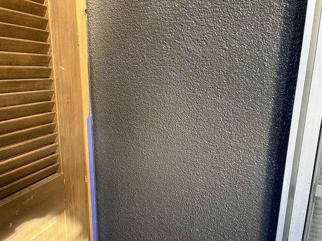 伊那市：濃いグレー色のシリコン塗料でモルタル外壁への塗装メンテナンスが完成