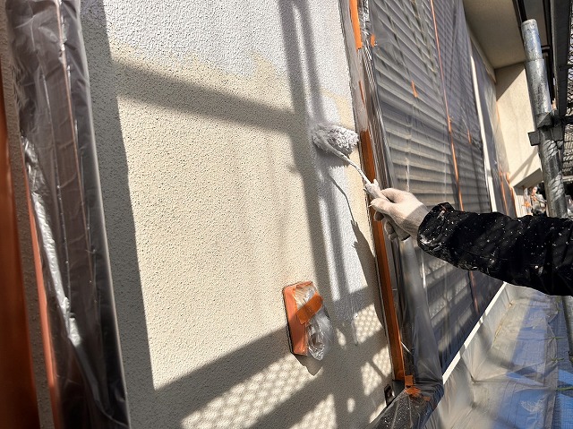 伊那市：劣化で傷んだモルタル外壁へのフィラー下塗り