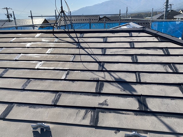 伊那市：金属屋根の凹凸部分に先行でハケ塗装