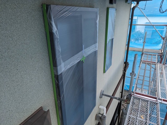 伊那市：外壁塗装工事の施工前の窓への養生