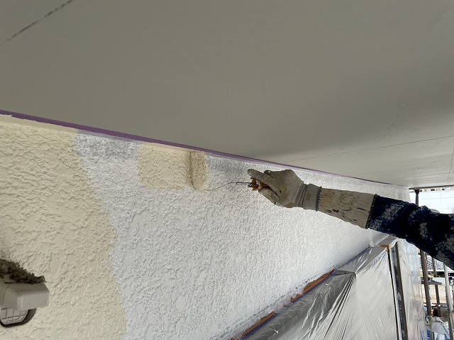 上伊那郡箕輪町で吹き付け塗装仕上げのモルタル外壁に高耐候性塗料で中塗りと上塗り