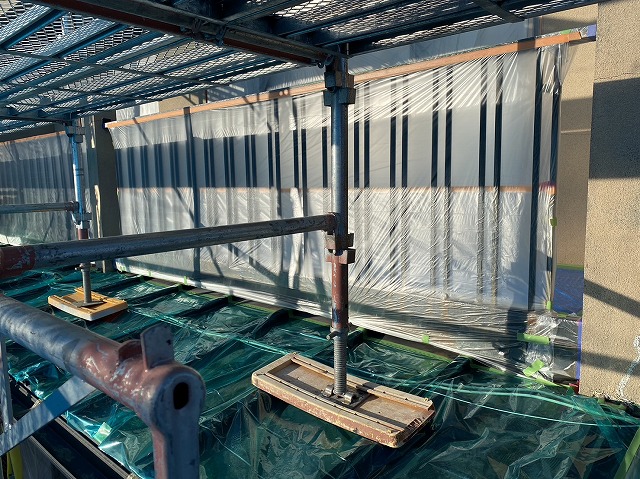 駒ヶ根市：モルタル外壁塗装工事で窓や下屋根に養生作業