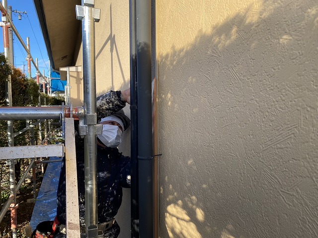 駒ヶ根市：雨樋に養生を行う外壁塗装工事の塗装工