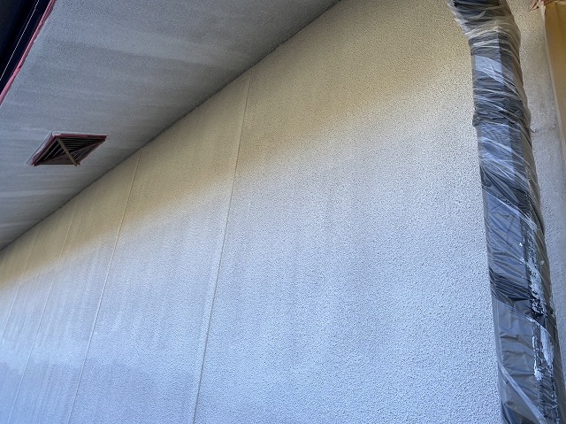 駒ヶ根市：モルタル外壁に下地調整機能のあるフィラーで下塗り